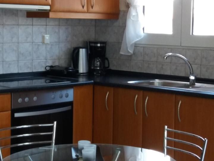 Elegant Apartment Near The Beach Néa Péramos Exteriör bild