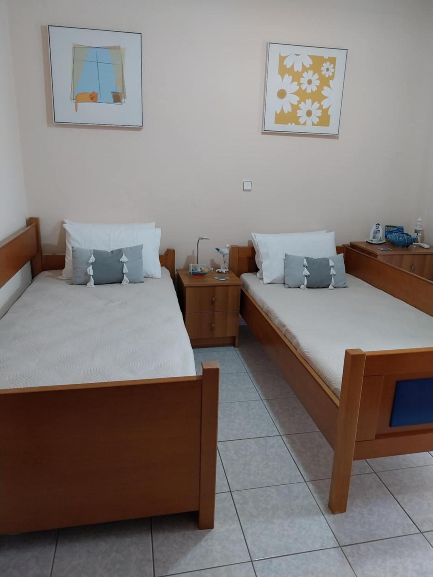 Elegant Apartment Near The Beach Néa Péramos Exteriör bild