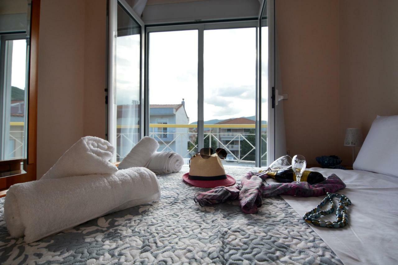 Elegant Apartment Near The Beach Néa Péramos Exteriör bild