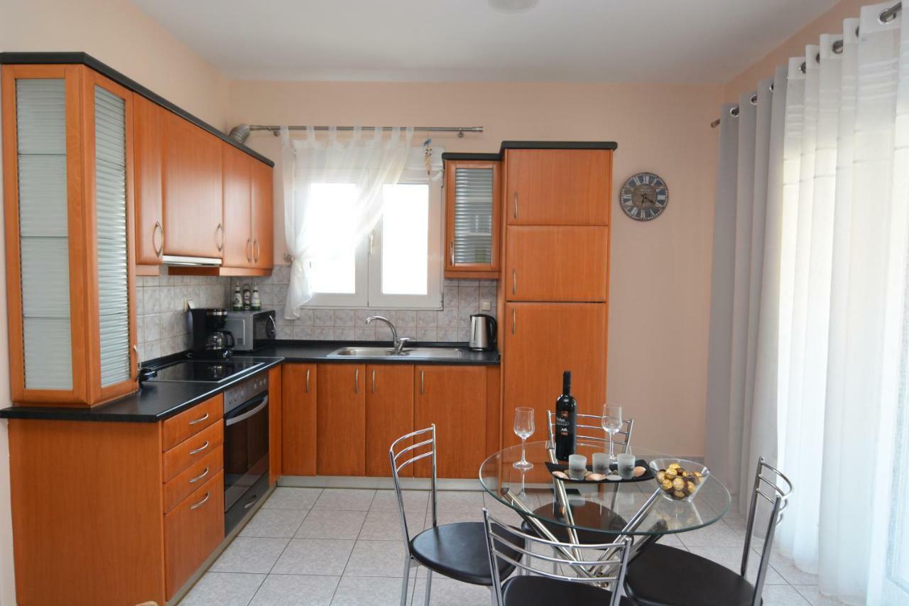 Elegant Apartment Near The Beach Néa Péramos Exteriör bild