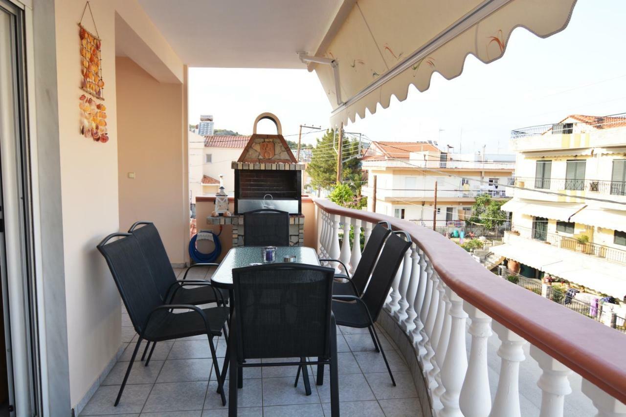 Elegant Apartment Near The Beach Néa Péramos Exteriör bild